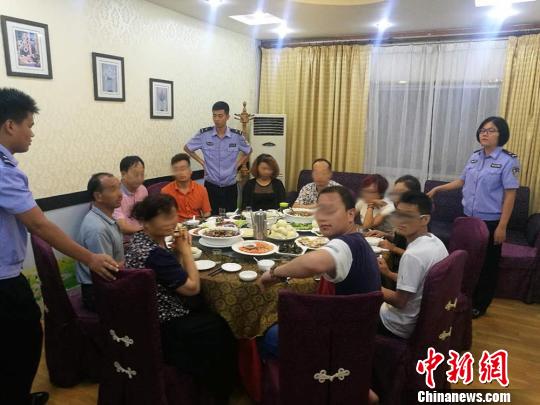 传销人员被控制 郑相元 摄