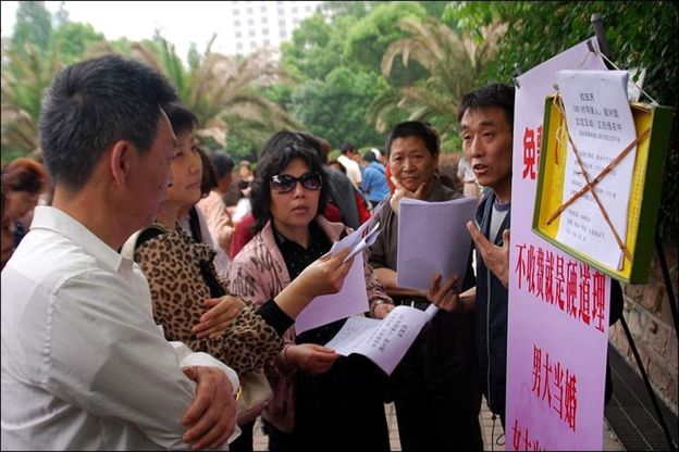  上海人民广场某“相亲角”父母忙着给孩子找对象（图片来源：BBC）