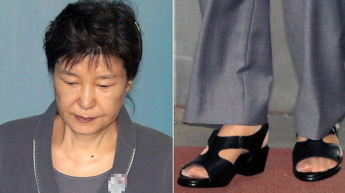  朴槿惠因脚伤穿凉鞋出席