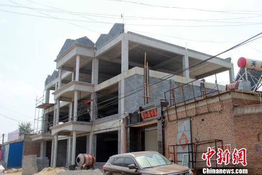 在建楼体为三层,面东背西而立,主体框架已落成。 于俊亮 摄