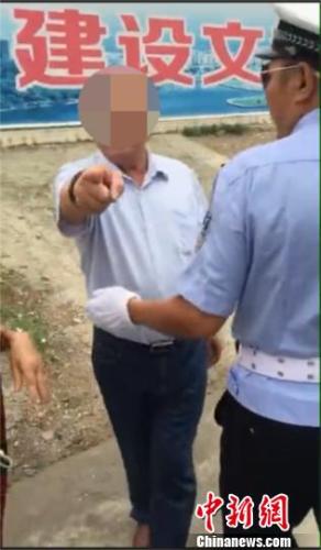 視頻中“叫囂開除交警”的男子 鐘欣 攝