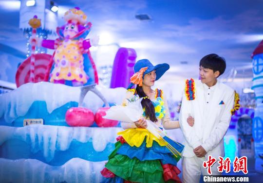 中新网海南7月14日电(骆云飞)7月14日,三亚宋城冰雪世界举行冰屋环保婚礼,5对情侣穿着用环保材料特制的礼服在零下十摄氏度的冰屋里,举办了一场特别又难忘的婚礼仪式。据了解,情侣们的礼服用编织袋、浴球、包装膜、塑料袋等一些不可降解材料制作而成,手捧花是用新鲜的蔬菜包装做成,手上的戒指则是易拉罐的环。在见证爱情的同时呼吁人们保护极地动物。