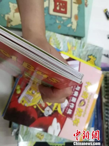 以《神奇校车》为例,也可从装订方式辨别,可以发现较厚的是正版《神奇校车》。蒲公英童书馆供图
