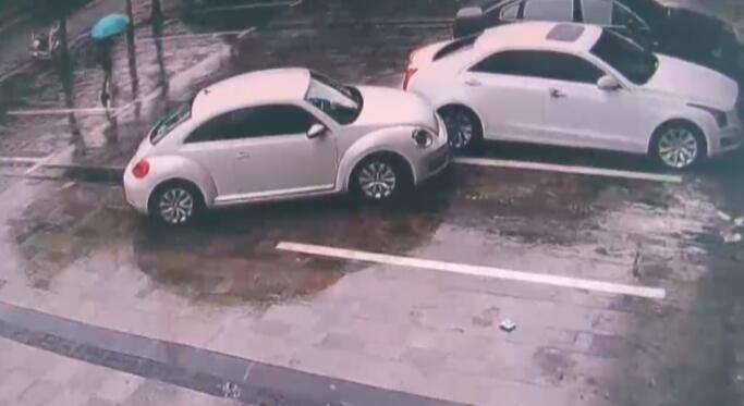 视频|女子无证又醉驾连撞11车 大喊我喝多了我