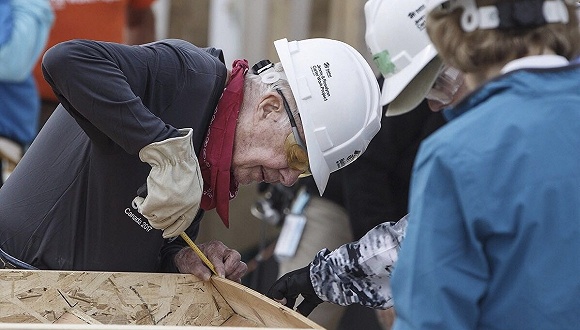92岁美国前总统卡特坚持参与慈善盖房 因脱水