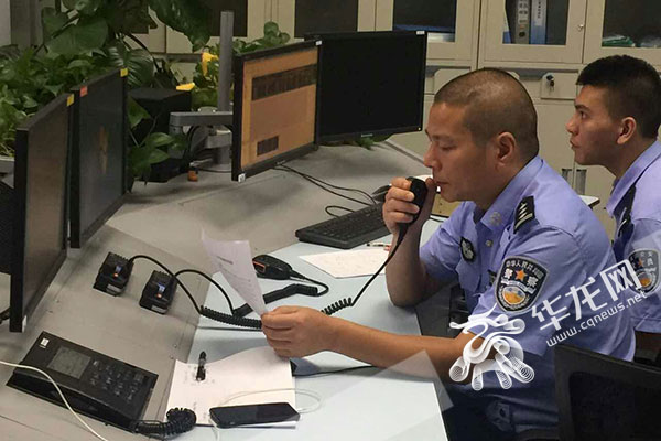 交巡警总队指挥中心民警已经开始待命。警方供图 华龙网发