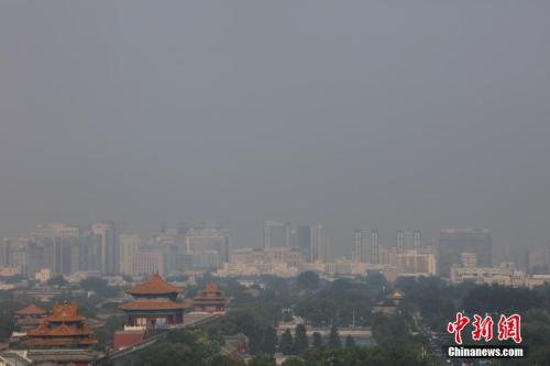 7月13日，高温、高湿度空气笼罩下的北京城区依旧处在高温黄色预警中。中新社记者 杨可佳 摄