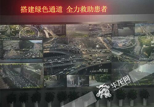 交巡警总队指挥中心正在监控主干道交通情况。警方供图