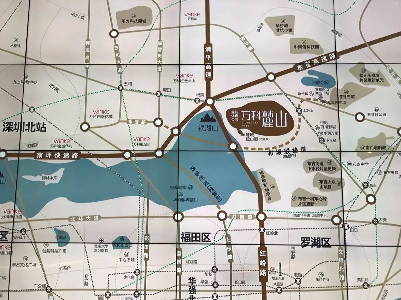 图中万科麓山下的虚线就是布坂联络道布坂联络道的现场施工牌更多