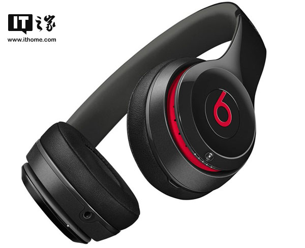 乔布斯罕见照片公布:头戴Beats耳机,参与产品