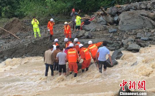 湖北五峰暴雨40名游客被困 自驾20辆汽车被冲走