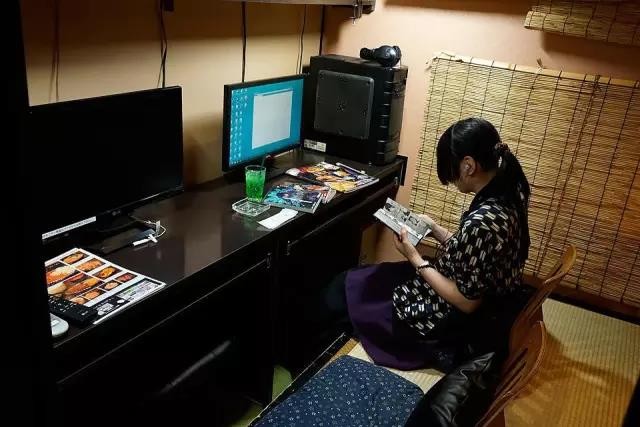 网吧里提供漫画等书籍,玩得累了就可以看看小黄书