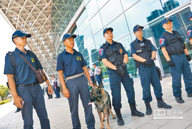 蔡英文13日参访高雄亚洲新湾区,动用特勤警察等约千名警力 蔡英文13日参访高雄亚洲新湾区,动用特勤警察等约千名警力。(图片来源:台湾《中时电子报》)