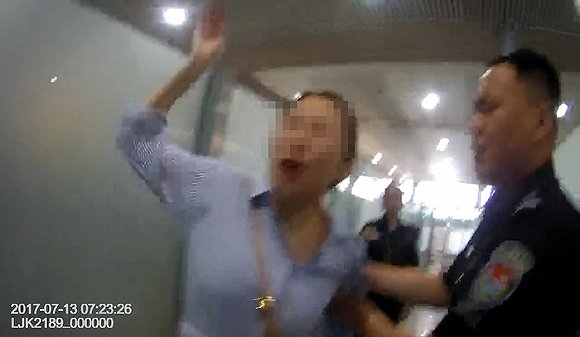 女子违规带充电宝大闹青岛机场:大喊把我抓起