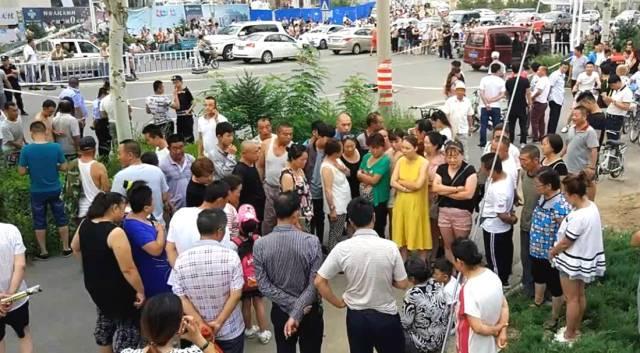 孩子和孩子的奶奶瘫坐在地上