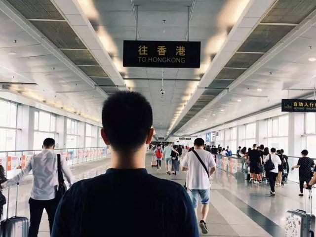 每天有数万跨境上班族往返于深圳各口岸边检站。