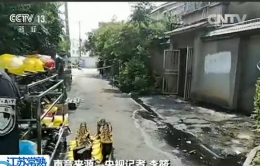 警戒线内放置了许多消防队员使用的头盔和胶鞋
