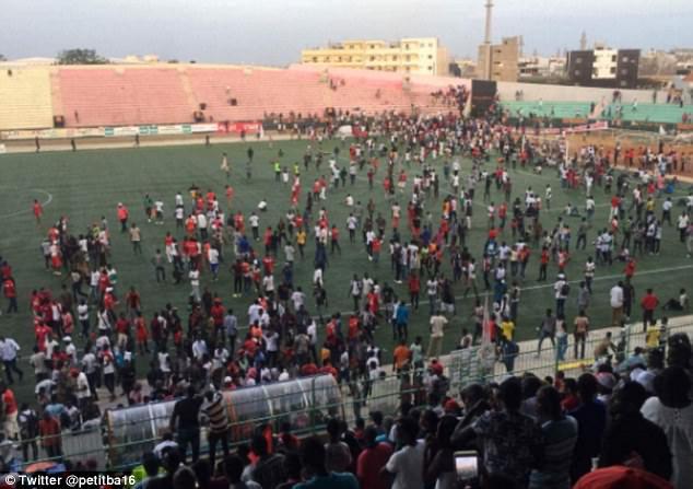 视频|塞内加尔足球赛球迷冲突引发踩踏 至少8人