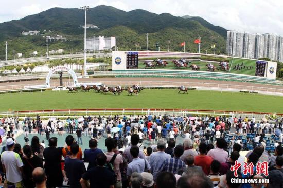 资料图:2017年7月1日,为庆祝香港回归祖国二十周年,香港赛马会于沙田马场举行“香港共庆回归赛马日”活动。<a target=\'_blank\' href=\'http://www.chinanews.com/\'>中新社</a>发 香港赛马会 供图