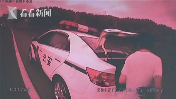 男子学凤凰传奇拍MV 上高速疯狂自拍