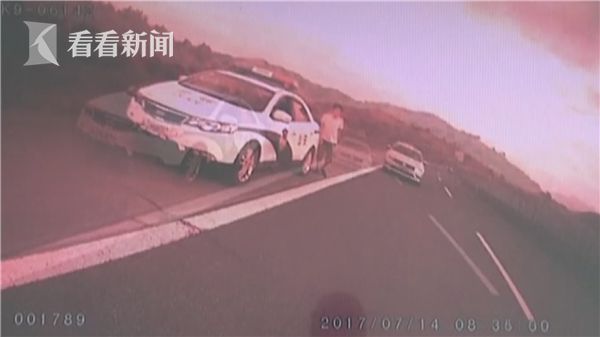 男子学凤凰传奇拍MV 上高速疯狂自拍