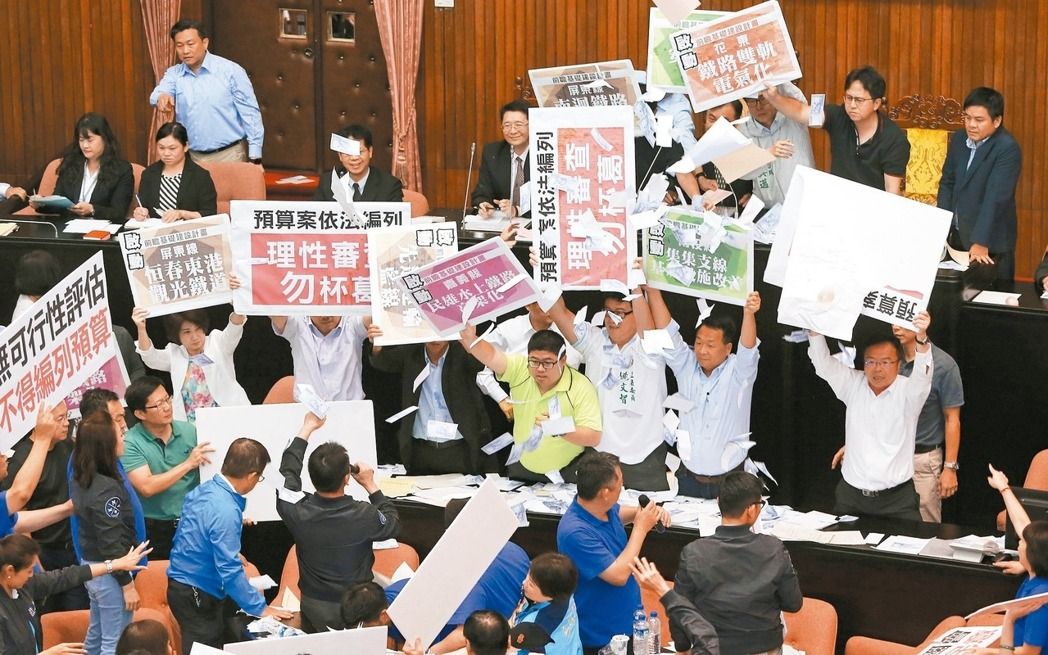前瞻预算续战 国民党:一定要替人民的血汗钱看紧荷包 前瞻预算续战 国民党:一定要替人民的血汗钱看紧荷包(图片来源:台湾《联合报》)