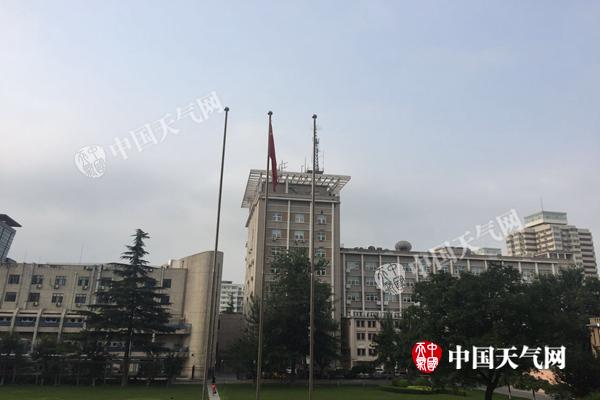 今晨,北京天空云量较多,湿度较大。