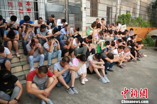 图为被抓捕的嫌疑人。 黄珉 摄