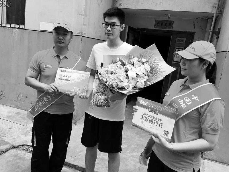 西安第一封高考录取通知书送达 18岁男孩赴清华深造