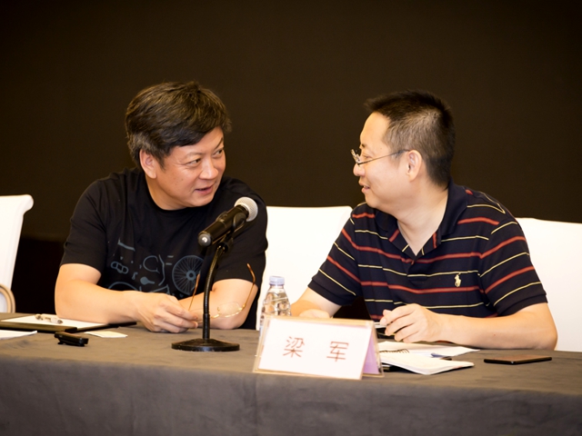 孙宏斌（左）在临时股东大会上与乐视网新任CEO梁军交谈