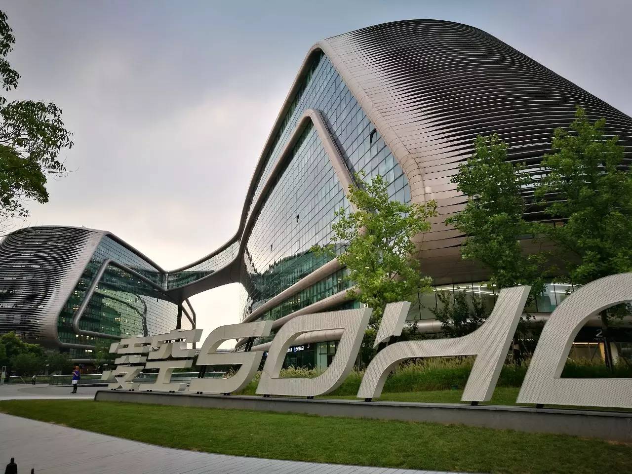 7月4日，SOHO中国董事长潘石屹表示，开始寻找买家，准备出售北京光华路SOHO二期和上海凌空SOHO两个项目。