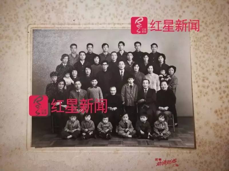▲陈氏家族多年前的家族合影 图片来源:红星新闻