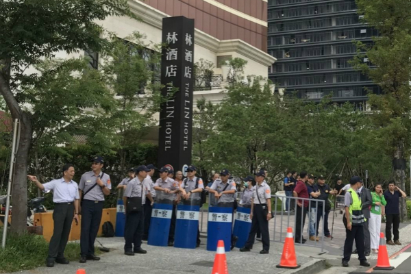 1500261959472557.jpg 蔡英文出席活动,会场周边被警力包围。(图片来源:台湾《联合报》)