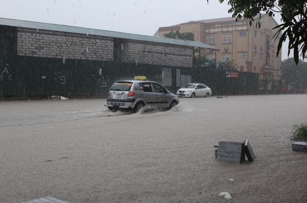 “塔拉斯”向西北移动 越南首都河内暴雨引发内涝