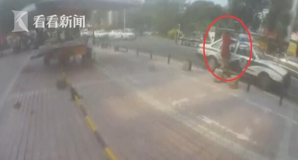 视频|流浪女发疯当街挥菜刀追砍警察 眼见被