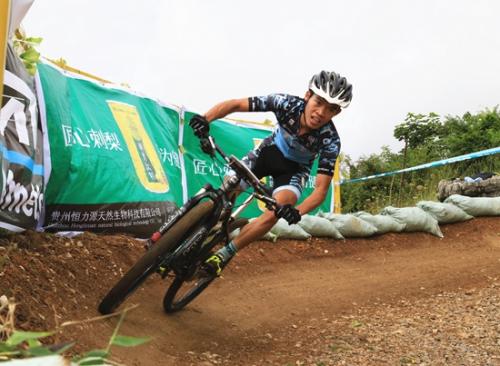 多彩贵州自行车联赛安顺站闭幕 近千选手参赛