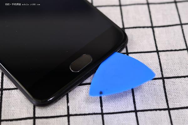 屏幕真的装反了?一加5真机拆解 寻找真相|电池