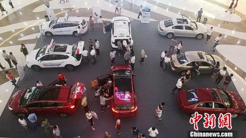 资料图:四川某商场内的汽车销售点吸引不少民众。 <a target=\'_blank\' href=\'http://www.chinanews.com/\'>中新社</a>记者 刘忠俊 摄