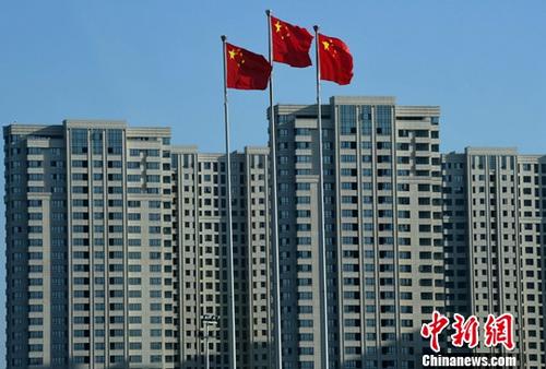 7月17日，中国国家统计局公布的中国经济“半年报”显示，上半年国民经济稳中向好态势更趋明显。图为福州一处刚建设完工的房地产楼盘。（资料图片） 中新社记者 张斌 摄