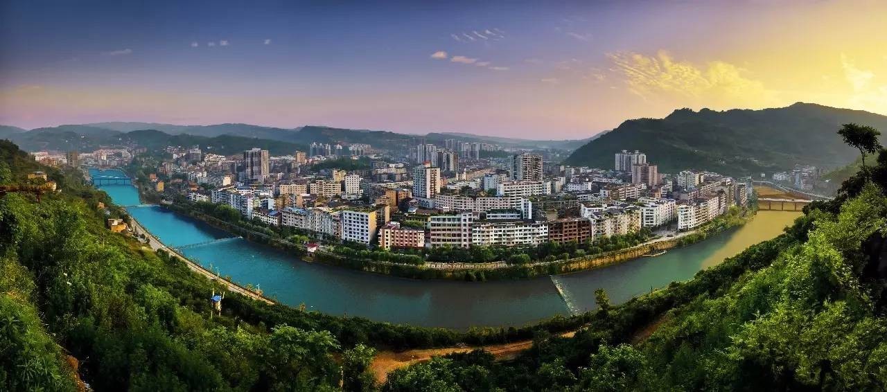 正文 渝东有佳县 幽居在山谷 在重庆东部 藏匿着重庆市