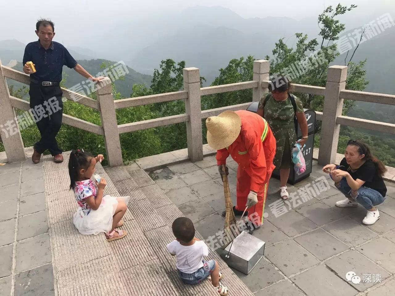 清洁工背百余斤垃圾下山 怕有臭味躲开游客|垃