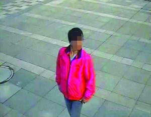 偷电缆的嫌疑人进电梯时是瘦子,出来时变得身材臃肿 警方供图
