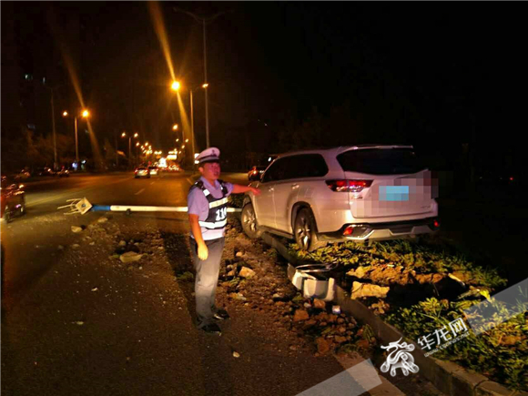 交巡警赶到之前,110快处队的民警维持现场交通秩序。沙坪坝警方供图 华龙网发