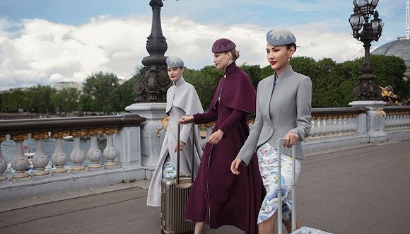 海航在巴黎时装周亮相的新制服 它是怎么设计