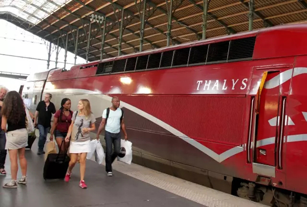 在巴黎火车北站，乘客从大力士（Thalys）国际高速列车下车。Thalys是法国TGV的改进型列车。  郑斌 摄