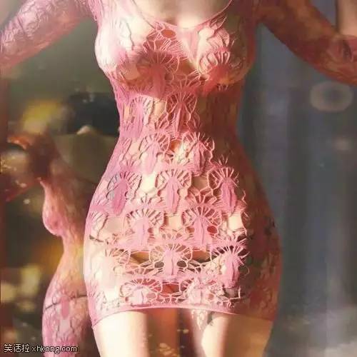 搞笑图片:好性感的姿势,妹子被一群狼围住了