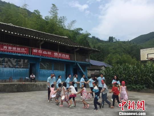 志愿者与孩子们做游戏。 罗晓玲 摄