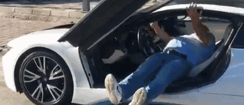 不是所有人都能开跑车，开着i8下车时就尴尬了！