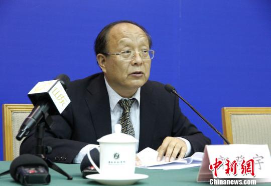 山东省发展和改革委员会副巡视员郭登宇在会上介绍该省促进新旧动能转换的相关情况。 沙见龙 摄