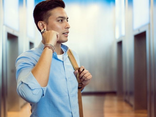 嫌手机太麻烦?只要戴上这个戒指就能打电话